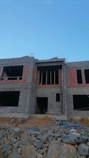 مبنى سكني أثناء بناء الجدران والفتحات