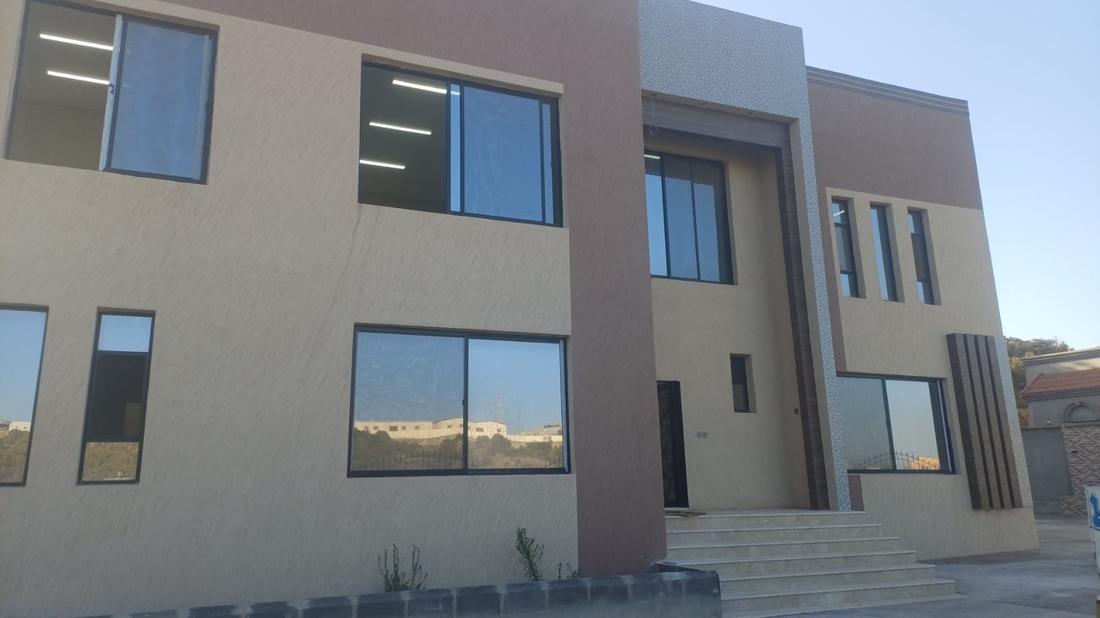 واجهة مبنى من طابقين بعد التشطيب